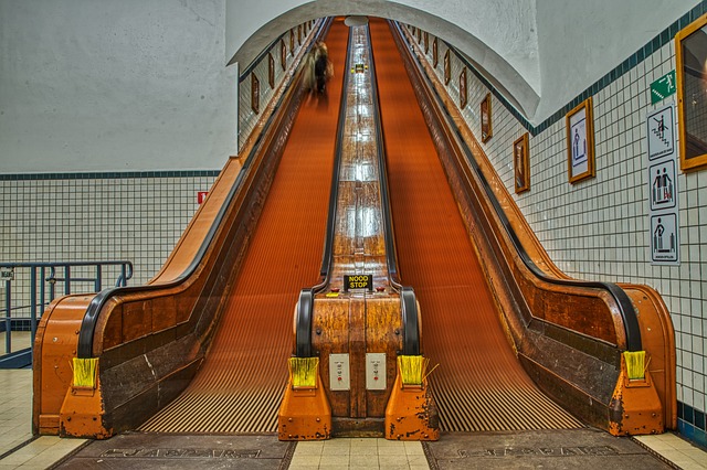 Datei:Rolltreppe 2-3937603 640.jpg