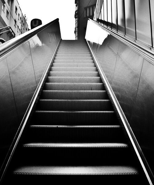 Datei:Rolltreppe-443813 640.jpg