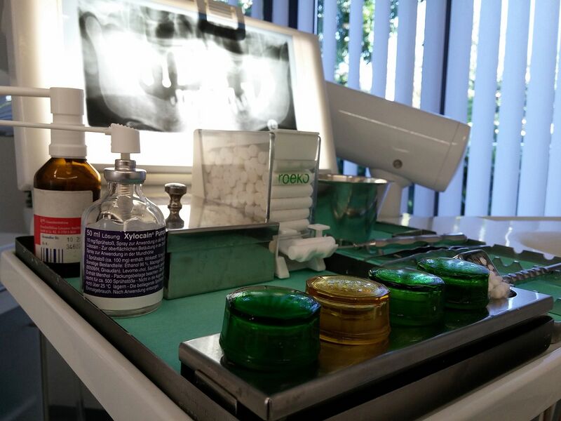 Datei:Dentist-1468457 1280.jpg